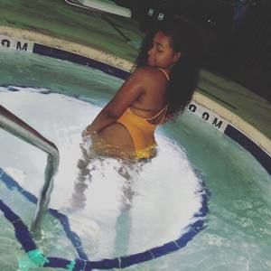 Meet your Posher, Dee dee